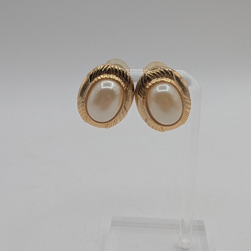 Vintage Gold Tone Faux Pearl Oval Stud Earrings Ribbed Sunburst Border Classic